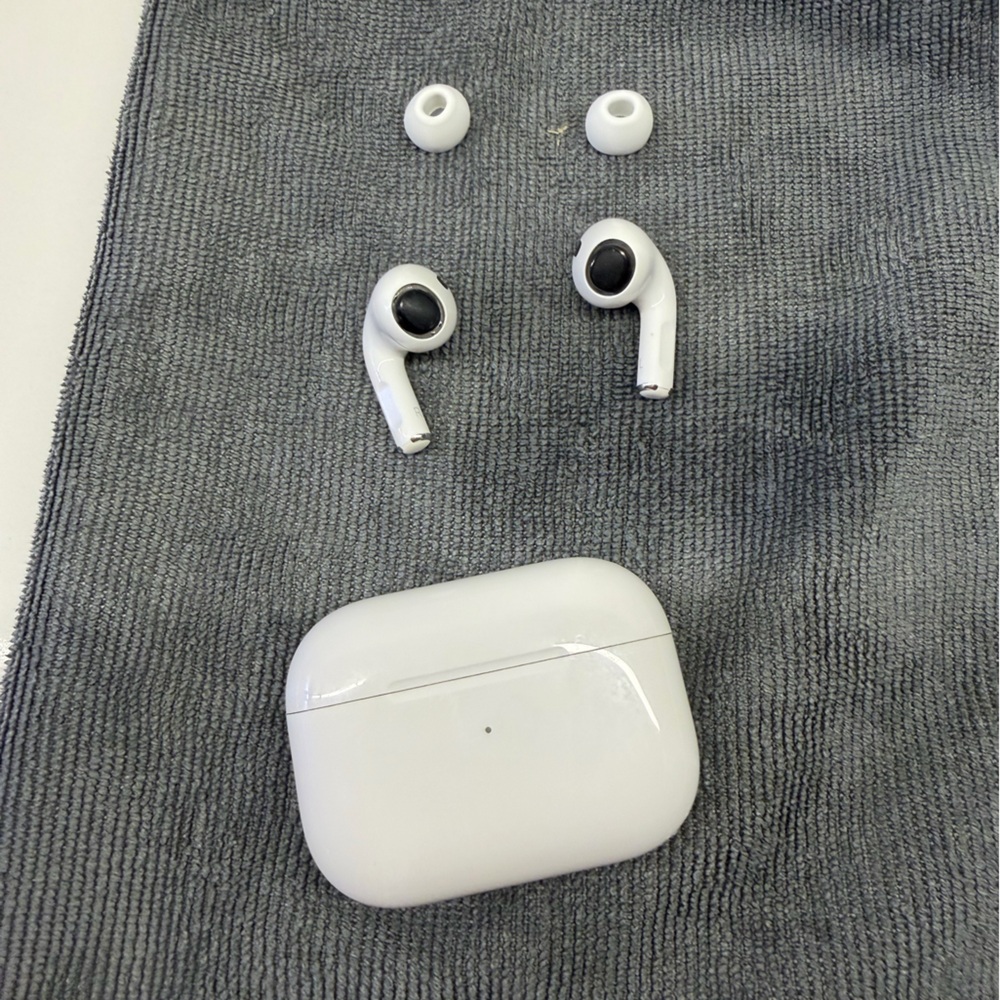AirPod Pros 1st Gen - Wireless Earbuds with Case - Picture 2 of 14